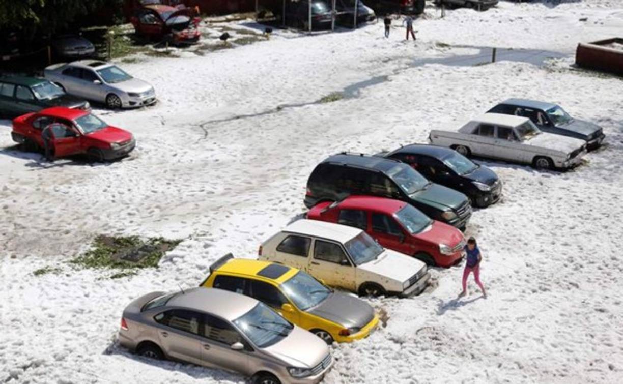 Bomberos de Guadalajara y miembros de Protección Civil de Jalisco trabajan en la remoción de toneladas de granizo y la evaluación de los daños.